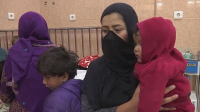 En afghansk kvinna med sitt barn