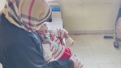 Afghansk mamma med sitt barn på sjukhus