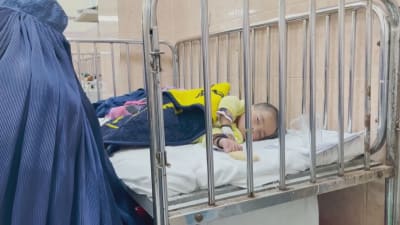 Afghanskt barn på sjukhus