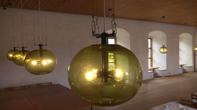 Stora klotformade glaskupor hänger från taket i Åbo slott. 