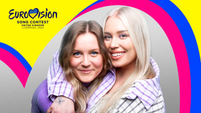 Märta Westerlund och Katri Norrlin, båda två med långt, blondt hår, ser in i kameran. De håller om varandra.