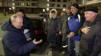 Ryska medier visade bilder på President Putin då han ska ha besökt invånare i ett nybyggt höghus i Mariupol. 