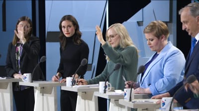 Li Anderssonm Sanna Marin, Maria Ohisalo, Annika Saarikko och Harry Harkimo på Yles partiledardebatt.