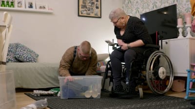 Päivi, 56, ja Jali, 24, pakkaavat Jalille tavaroita, joita hän tarvitsee itsenäistyessään. 