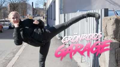 Kvinna gör Kung-fu spark på gata och texten "Grönroos garage".