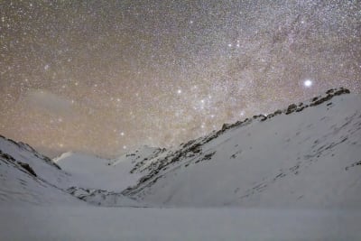 Bild av berg och stjärnor på himlen. 