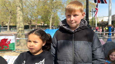 Två barn som tältar i London