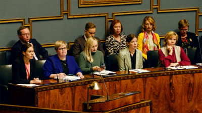 Sanna Marin, Annika Saarikko, Maria Ohisalo, Li Andersson och Anna-Maja Henriksson sitter i ministerbåset i riksdagen.