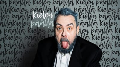 Ylen toimittaja Jari Aula. Hänen toimittamansa Kielen päällä -nimisen ohjelmasarjan tunnuskuva.