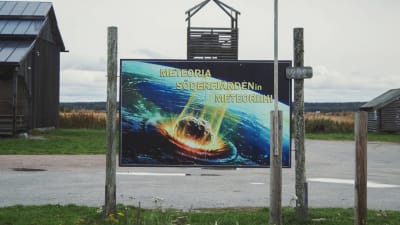Meteoria-skylt som visar en illustration av meteoritnedslaget i Söderfjärden.