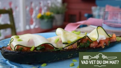En portion med grillad zucchini och tomatsallad.