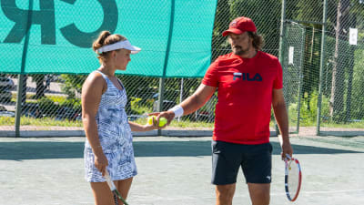 Veera och Teemu Selänne tillsammans på tennisbanan.