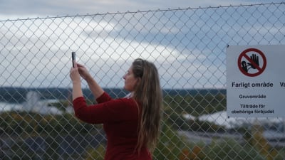 Katrina Grönholm-Kulmala vid dagbrottets utsiktsplats.