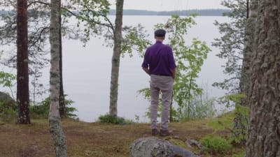 Erik Vikström tittar ut över havet och vi ser hans rygg 