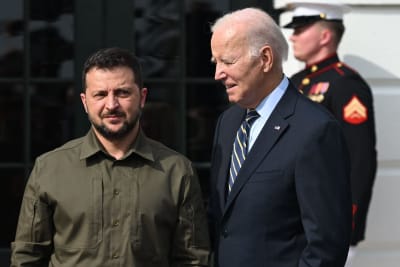 Ukrainas president Volodymyr Zelenskyj och USA:s president Joe Biden står bredvid varandra framför Vita huset.