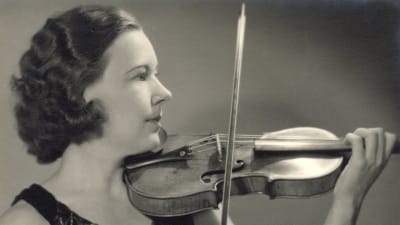 Viulisti-säveltäjä Kerttu Wanne mustavalkoisessa kuvassa sivuprofiilissa viulu kaulallaan.