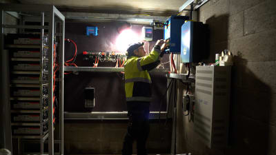 Nya litiumbatterier installeras på besökscentret Metorian i Söderfjärden utanför Vasa.