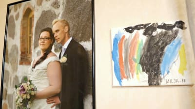 Heidi och Andreas Forsmans bröllopsfotografi hänger på väggen tillsammans med dottern Miljas målning
