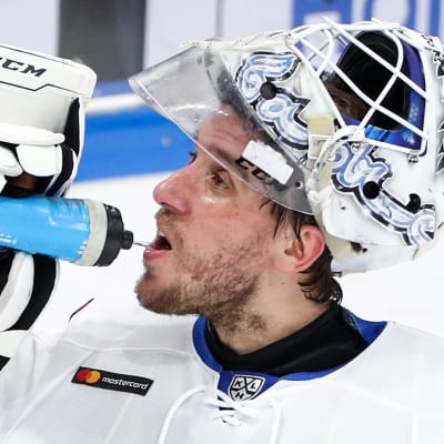 Henrik Karlsson dricker vatten.