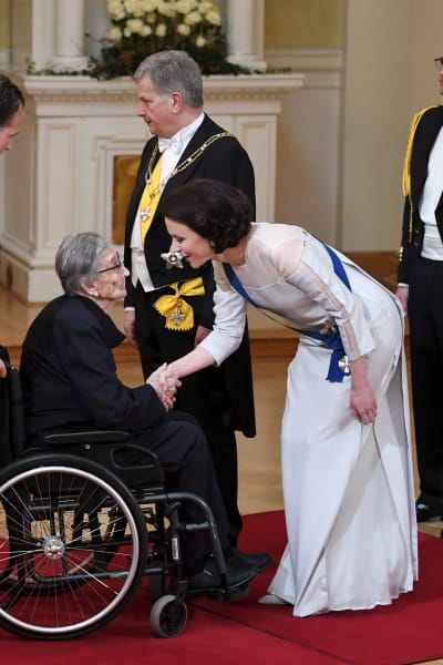 Presidenthustrun Jenni Haukio skakar hand med den 106-åriga lottan Salme Haltia