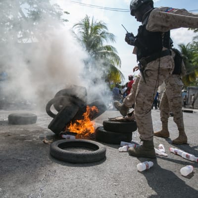 Haiti har skakats av politiskt våld efter det misslyckade presidentvalet. Oron har underblåsts av politikernas oförmåga att ordna valets andra omgång. Här skingras demonstranter som protestera mot övergångspresidenten Jocelem Privert