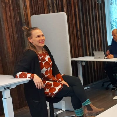 Kuusamossa avattiin toimistohotelli. Hankkeen takana ovat Johanna Karjalainen ja Kuusamon Osuusmeijeri, jonka tiloissa toimistohotelli sijaitsee. Oikealla Kuusamon Osuusmeijerin toimitusjohtaja Jouni Määtä.