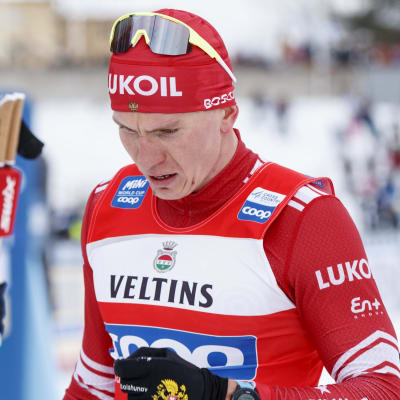 Alexander Bolsjunov efter målgång i Lahtis 2022.