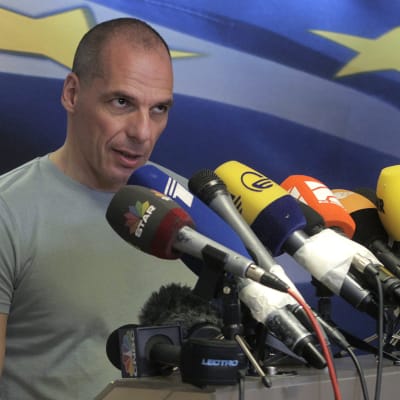 Yanis Varoufakis talar till pressen.