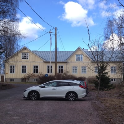 En stor gul byggnad som varit Sannäs skola i Karis.