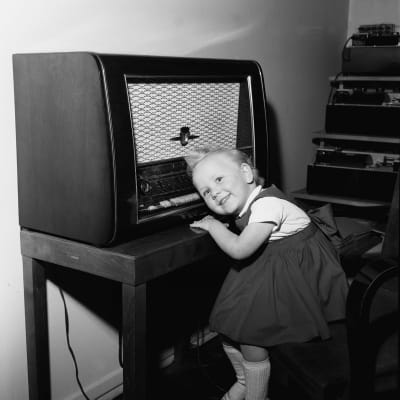 Treåriga Liisa Jussila har örat fast i radioapparaten 1957.