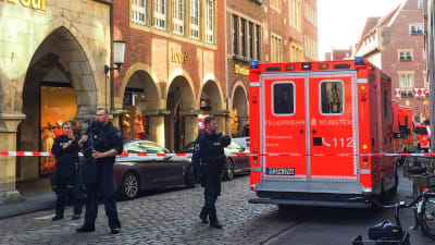 Ambulanser och polis är på plats i centrala Münster efter att en skåpbil körde in i en folkhop. Flera människor har dött.