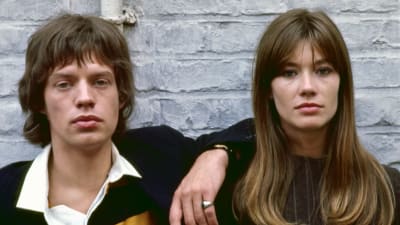 Mick Jagger ja Françoise Hardy seisovat vierekkäin ja katsovat kameraan.