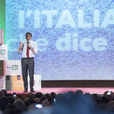 Premiärminister Matteo Renzi talar på ett valmöte i Matera, Italien