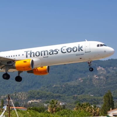 Ett Thomas Cook-flygplan färdas över Skiathos i Grekland.