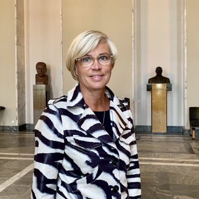 Veronica Rehn-Kivi i Rikssalen framför presidentstatyer.
