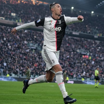 Cristiano Ronaldo firar ett mål.