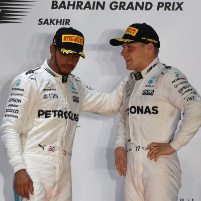 Lewis Hamilton och Valtteri Bottas i samspråk.
