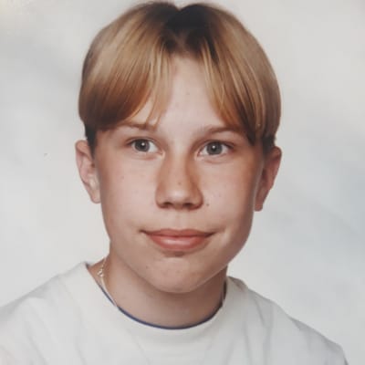 En ung pojke på sitt skolfoto. Kjell Simosas som tonåring.