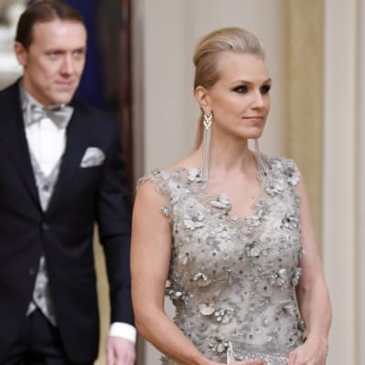 Minna Kauppi och Sipe Santapukki på slottsbalen.