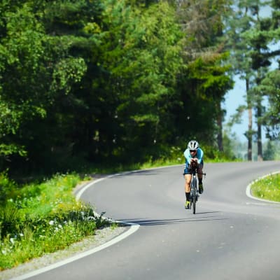 Triathleten Minttu Hukka cykeltränar på landsväg.