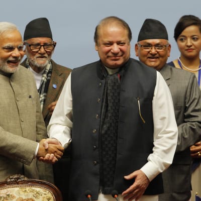 Intian pääministeri Narendra Modi ja Pakistanin pääministeri Nawaz Sharif kättelevät.