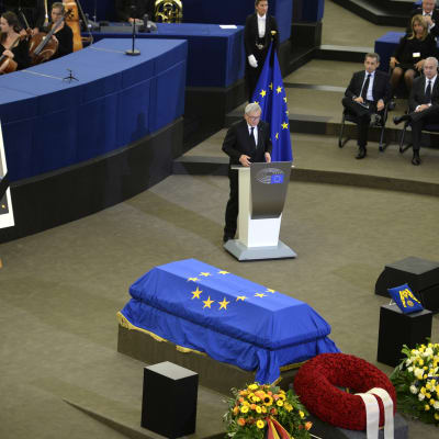 EU-kommissionens ordförande Jean-Claude Juncker håller tal vid Helmut Kohls kista under minnesceremoni i Strasbourg.