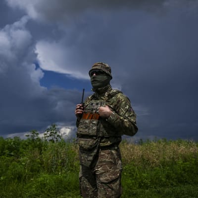 Ukrainan asevoimien sotilas seisoo pellolla