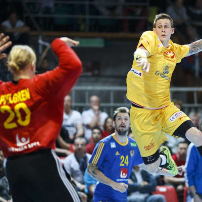 Victor Alonso flyger högt mot Sverige i Lausanne 2014.