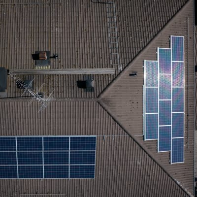 Solpaneler på ett tak i Raseborg.