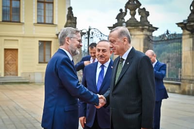 Turkiska presidenten hälsar på Tjeckiens premiärminister
