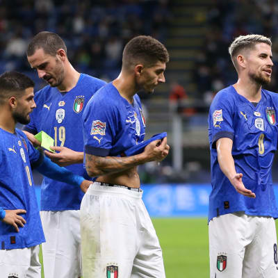 Italian pelaajat levittelevät käsiä, kun Leonardo Bonucci ajetaan ulos Kansojen liigan välierässä 6.10.2021.