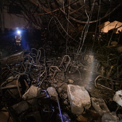 Bara bränt bråte låg kvar efter att släckningsarbetet avslutats i bröllopslokalen i Al-Hamdaniya, Irak. 