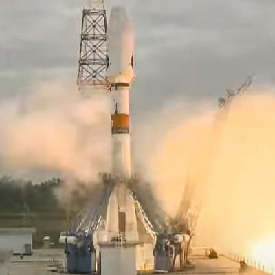 Rymdraketen ses när den lyfter. Ett stort rökmoln omger raketen.