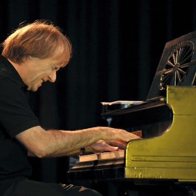 Richard Clayderman spelar på sin flygel 